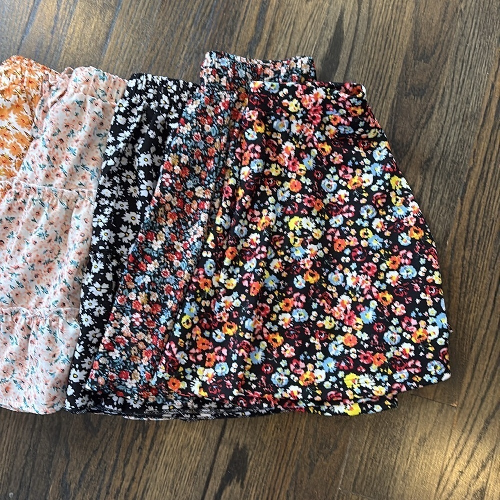 Teen 9 floral skirts by SHEIN
8 small
1 medium 
Sold as a LOT
Gently used - Picture 6 of 6